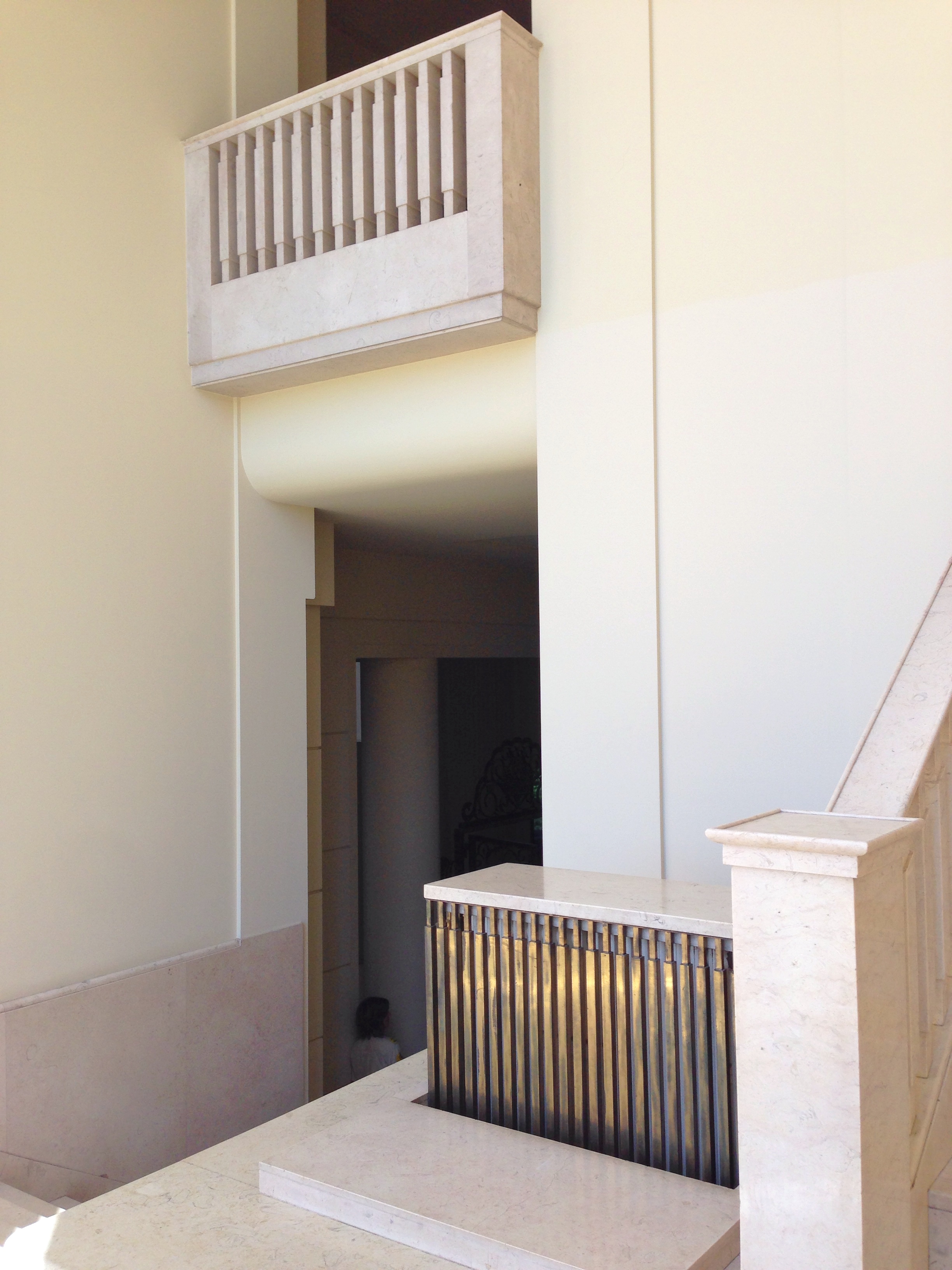 11. Escalera de acceso a la planta superior de la villa.